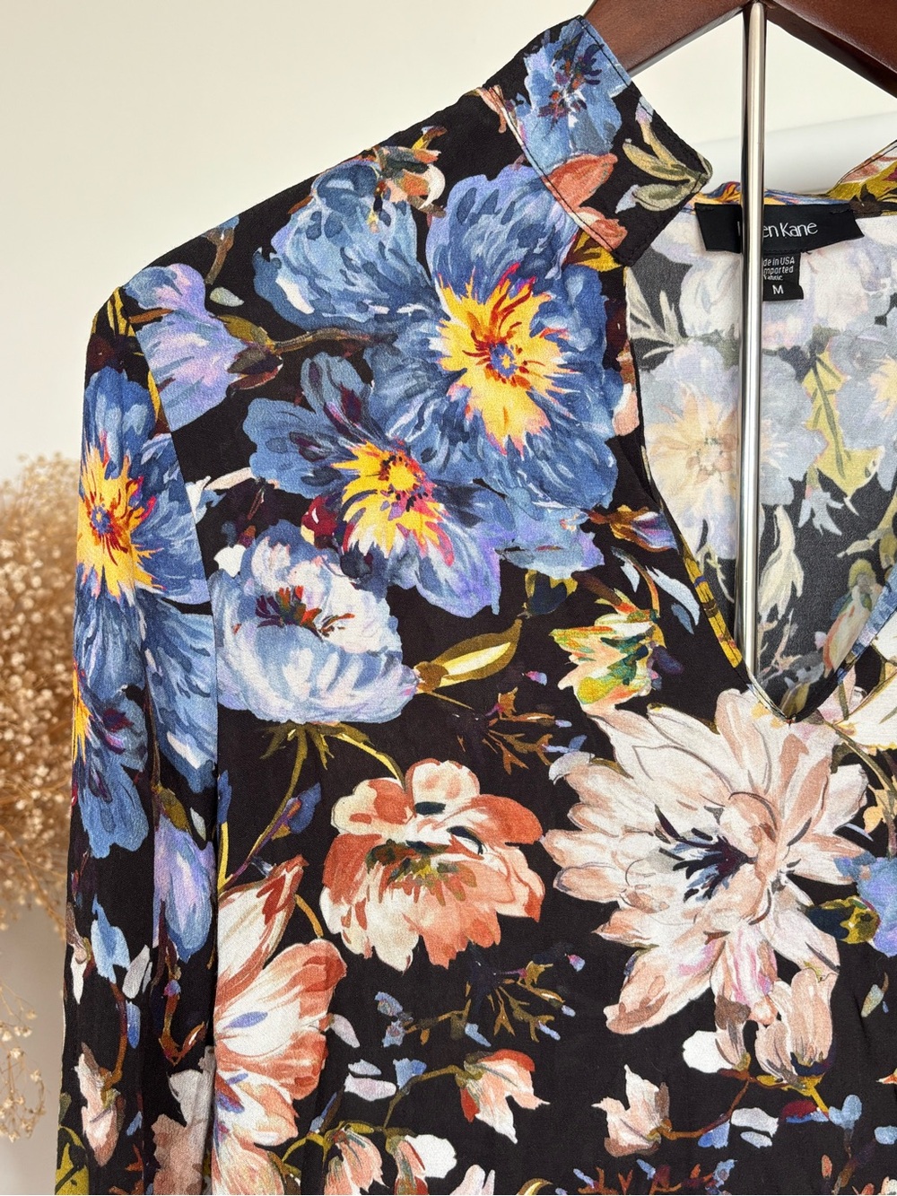 Karen Kane Floral Blouse M Black Blue Pink 100% Viscose Silk Feel V-Neck Y2K - Picture 2 of 15